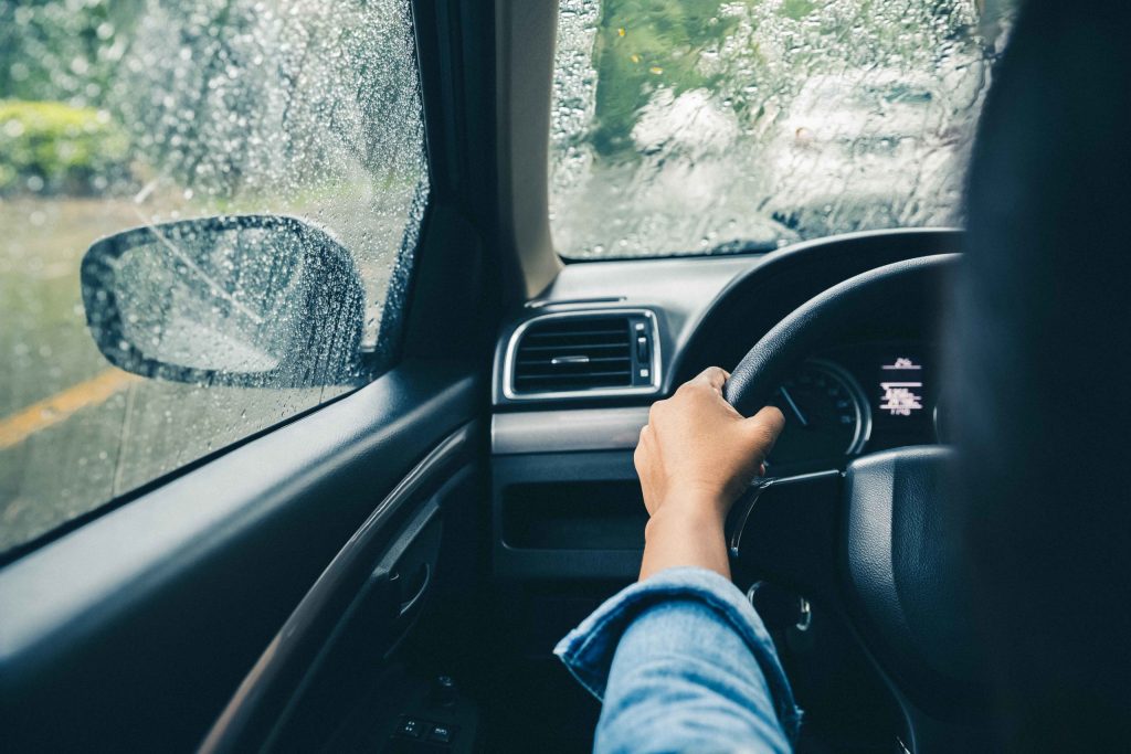 conduire voiture par mauvais temps